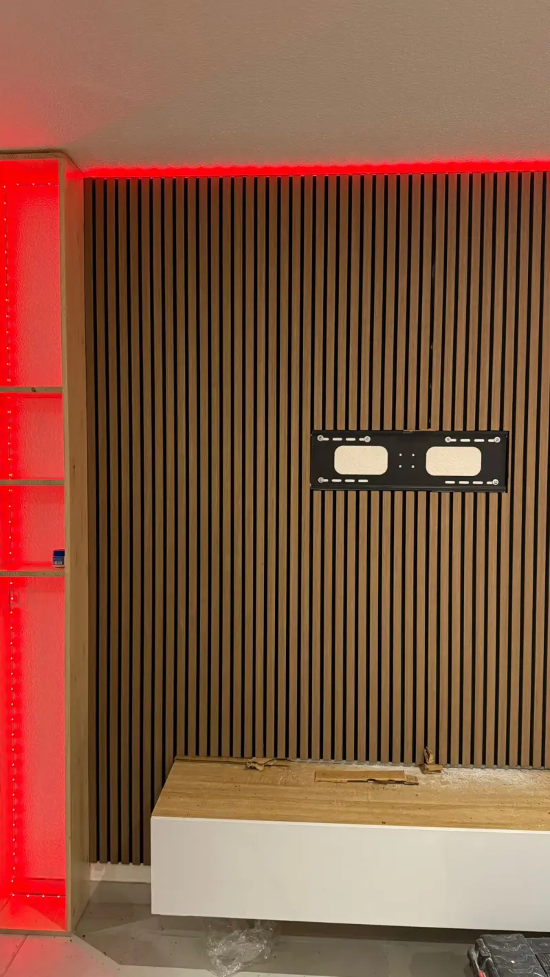 Panneaux bois chêne avec rétroéclairage LED rouge – salon contemporain client
